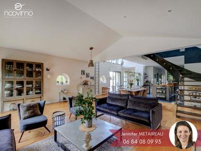 Maison - 240 m² - 8 pièces