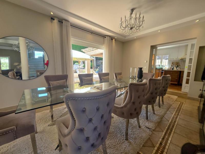 Villa - 329 m² - 6 pièces