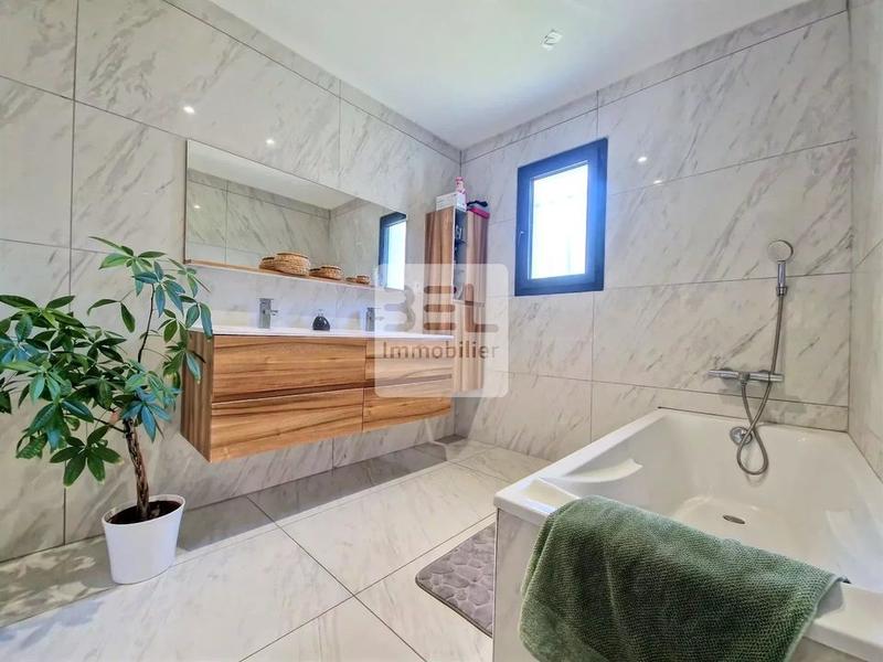 Maison - 205 m² - 7 pièces