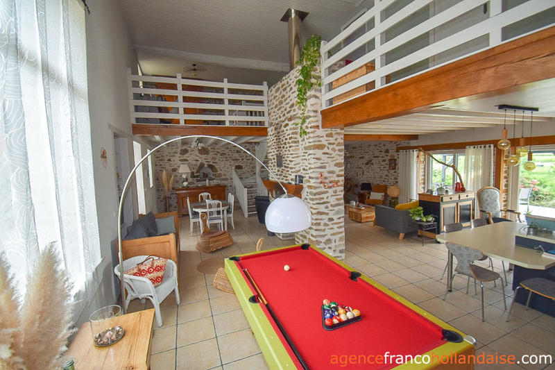 Maison - 216 m² - 9 pièces