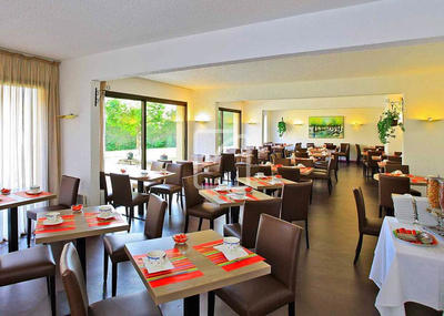 Propriété - 3 900 m² - 96 pièces