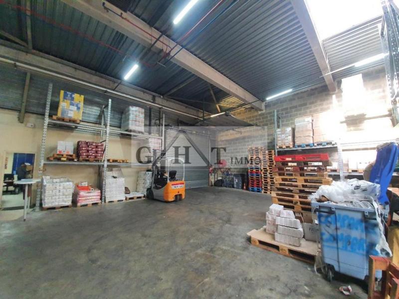 Entrepôt - 596 m²