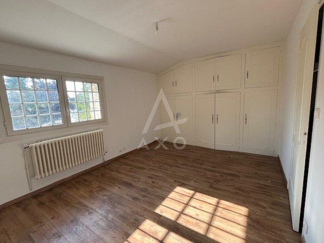 Maison - 250 m² - 6 pièces