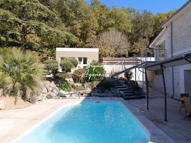 Maison - 240 m² - 8 pièces