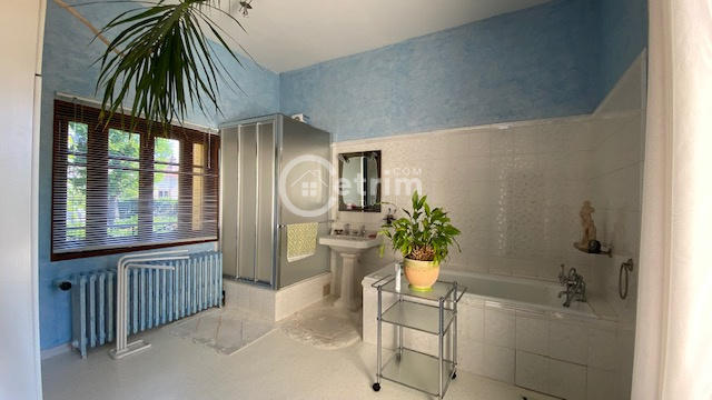 Maison - 230 m² - 8 pièces