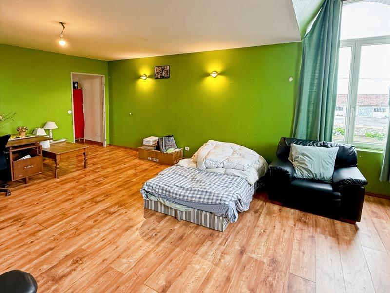 Maison - 650 m² - 8 pièces