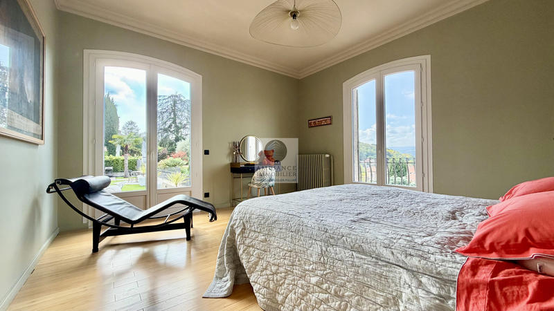 Maison - 284 m² - 8 pièces