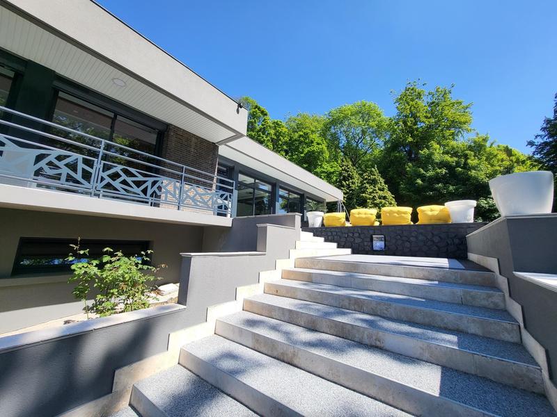 Maison contemporaine - 370 m² - 8 pièces