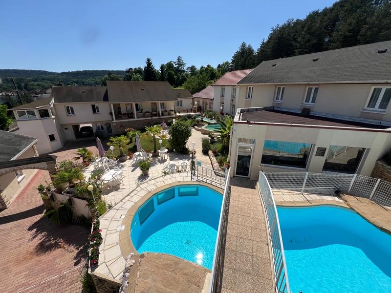 Propriété - 1 458 m² - 34 pièces