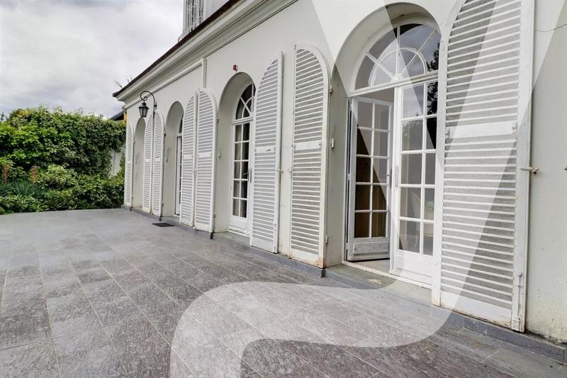 Maison de ville - 325 m² - 11 pièces