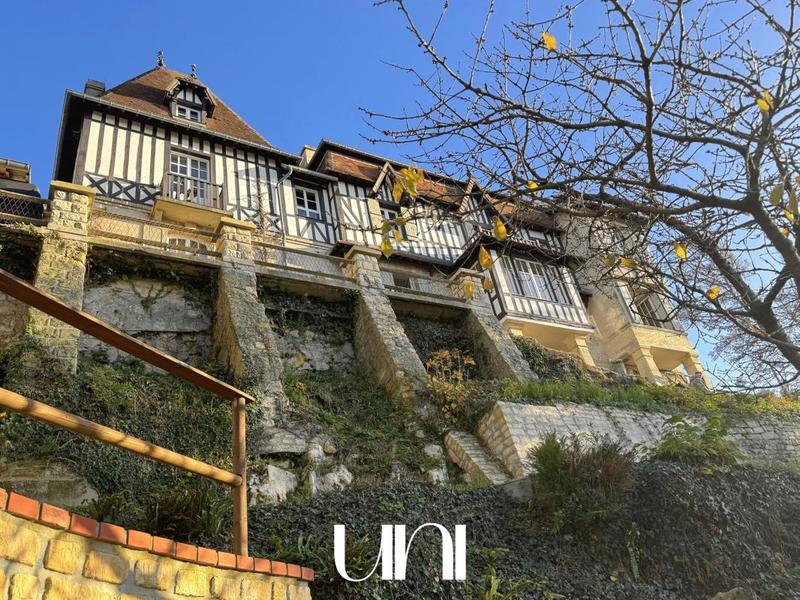 Maison - 280 m² - 9 pièces