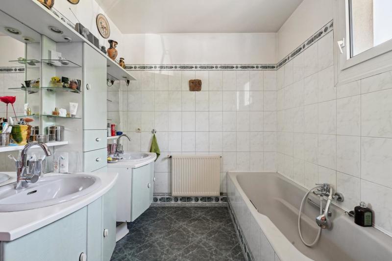 Maison - 220 m² - 8 pièces