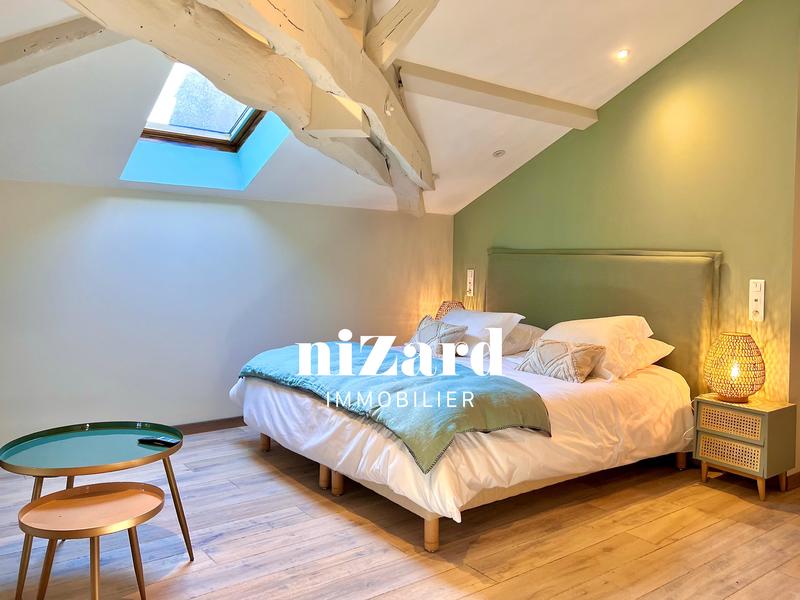 Propriété - 1 840 m² - 40 pièces