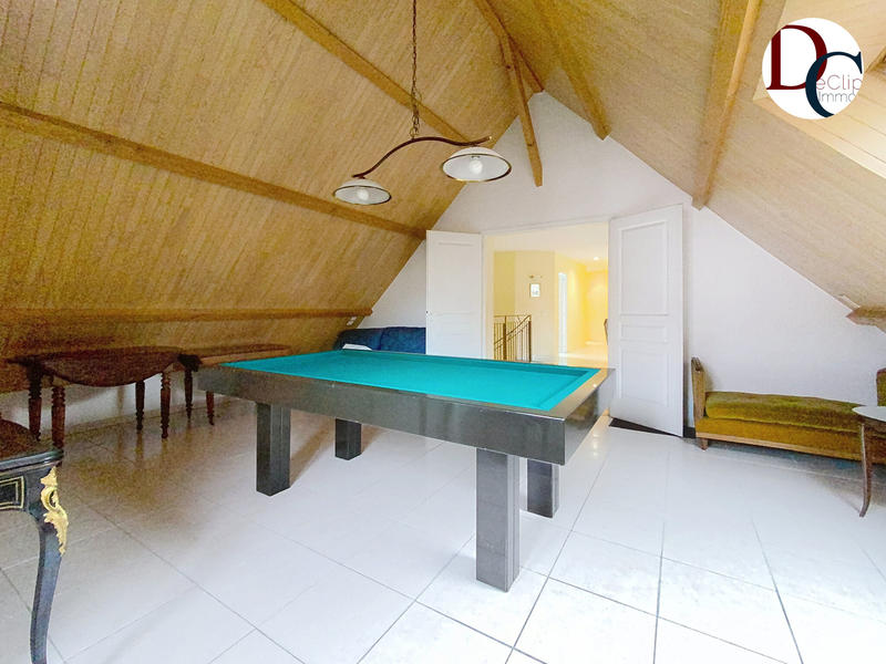 Maison - 242 m² - 8 pièces