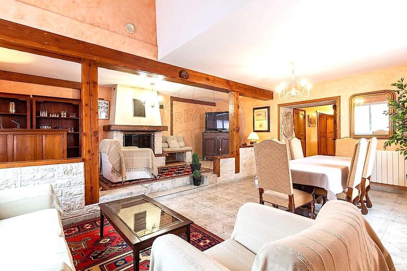 Propriété - 325 m² - 6 pièces