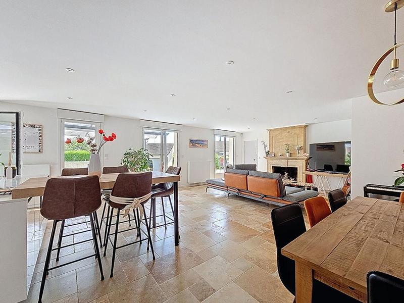 Maison - 260 m² - 10 pièces