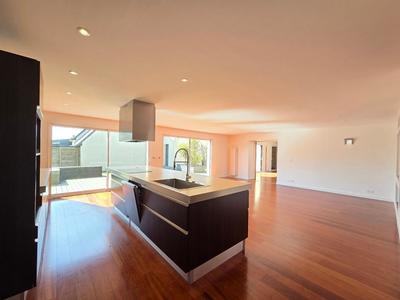 Maison - 220 m² - 8 pièces