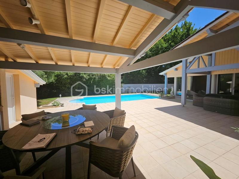 Maison traditionnelle - 244 m² - 5 pièces