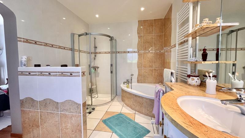 Maison - 230 m² - 6 pièces