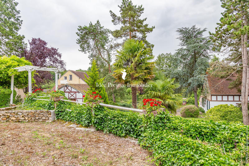 Maison - 2 426 m² - 80 pièces