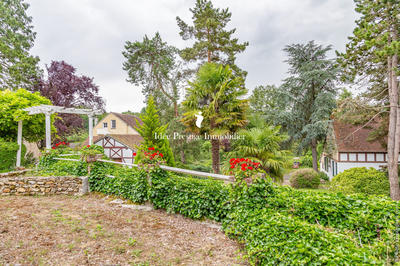 Maison - 2 426 m² - 80 pièces