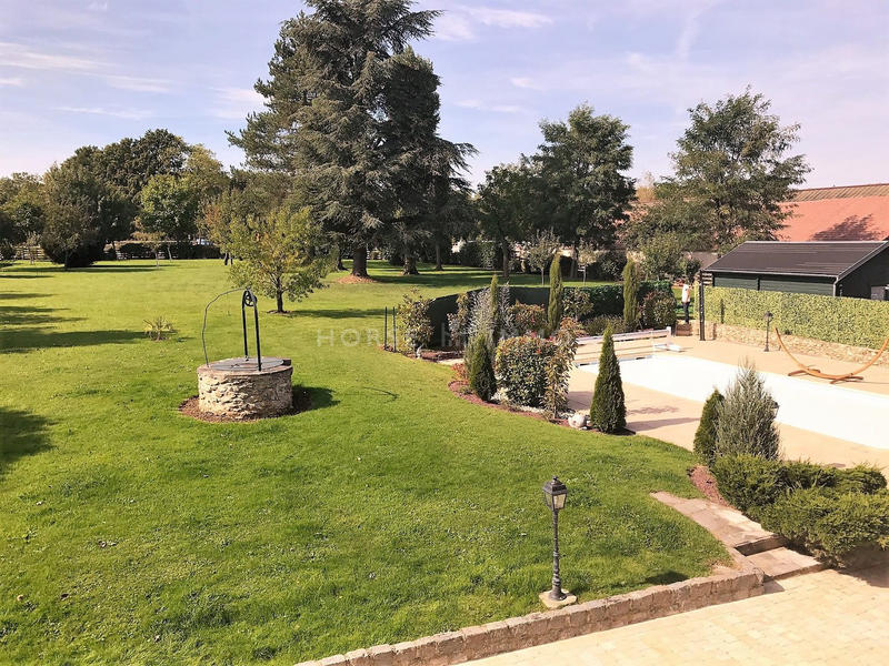 Maison - 470 m² - 12 pièces