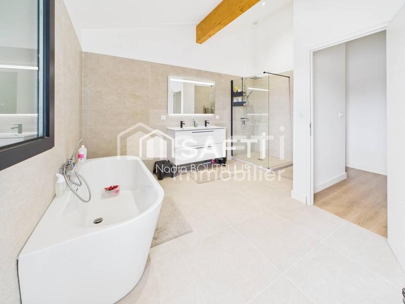 Maison - 205 m² - 6 pièces