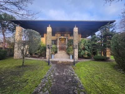 Maison - 254 m² - 10 pièces