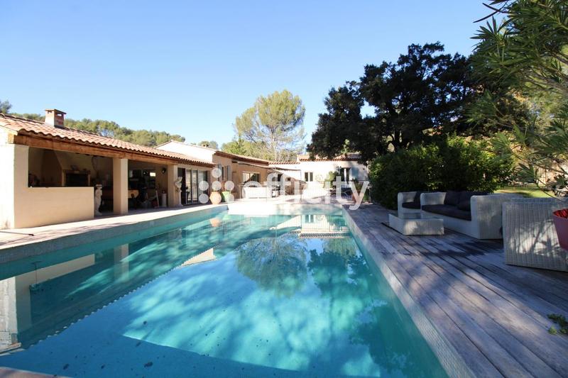 Maison - 238 m² - 8 pièces