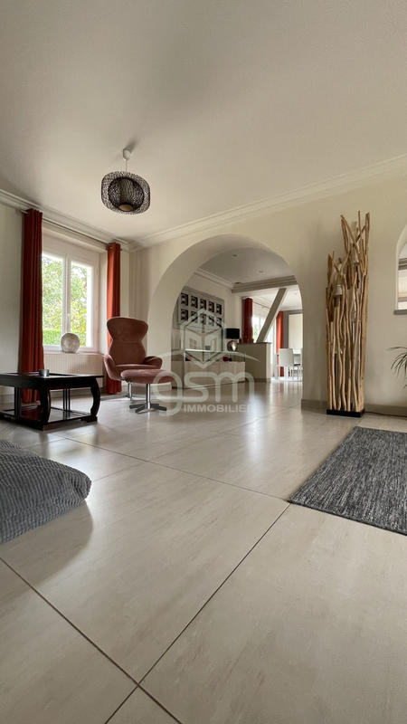 Maison - 383 m² - 13 pièces