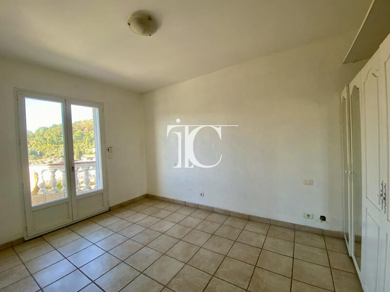 Maison - 201 m² - 7 pièces