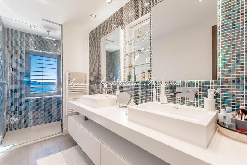 Villa - 313 m² - 7 pièces