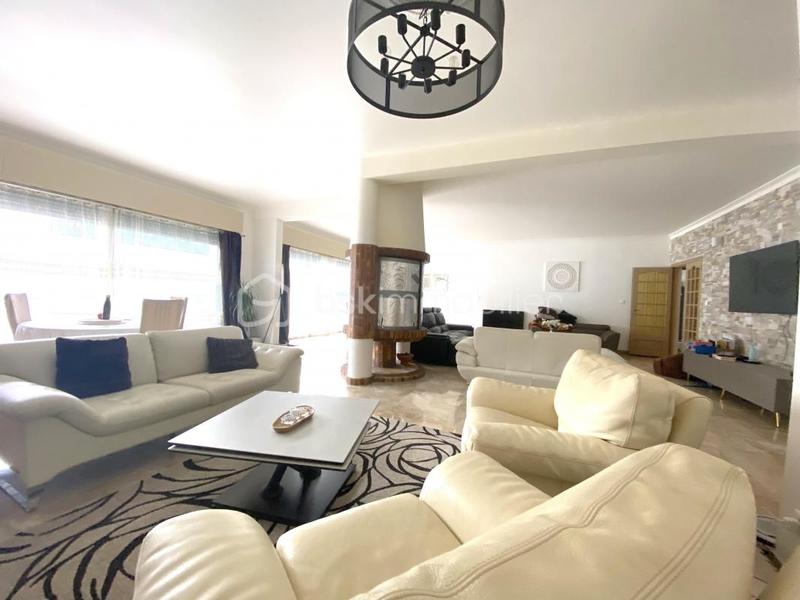 Propriété - 330 m² - 9 pièces