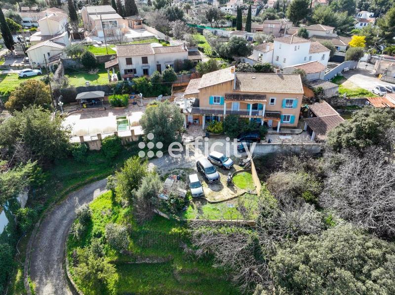 Maison - 202 m² - 7 pièces