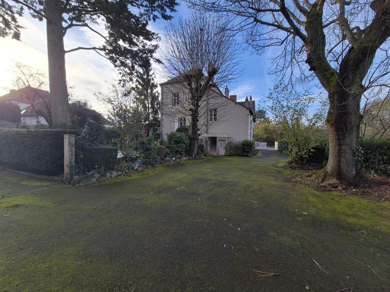 Maison - 300 m² - 7 pièces