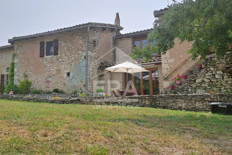 Demeure - 330 m² - 11 pièces