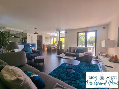 Maison - 202 m² - 8 pièces