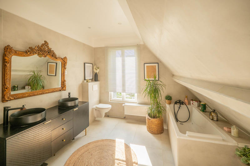 Maison - 220 m² - 6 pièces