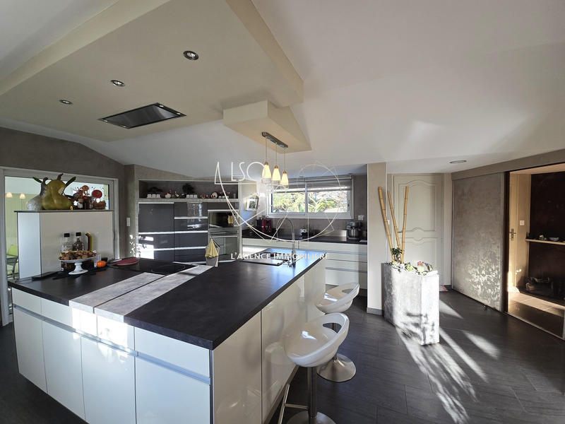 Maison - 296 m² - 8 pièces