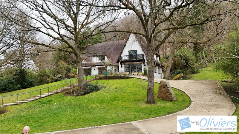 Maison traditionnelle - 375 m² - 9 pièces