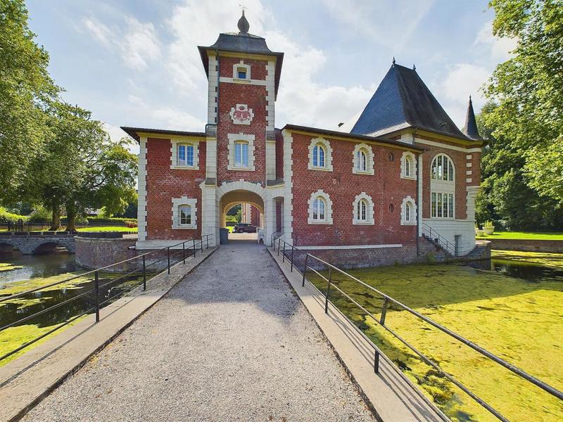 Maison - 1 200 m² - 16 pièces