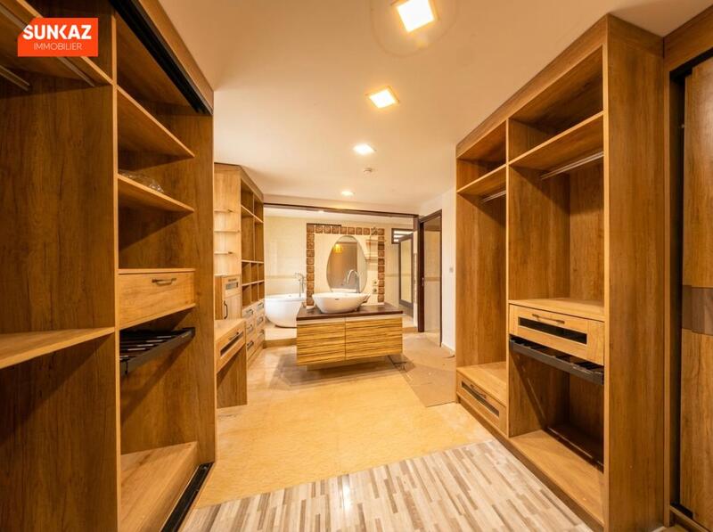 Maison - 300 m² - 8 pièces