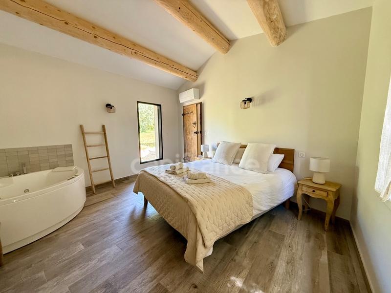 Maison - 235 m² - 8 pièces