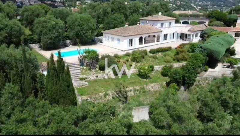 Maison - 225 m² - 8 pièces