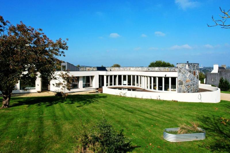 Maison - 260 m² - 8 pièces