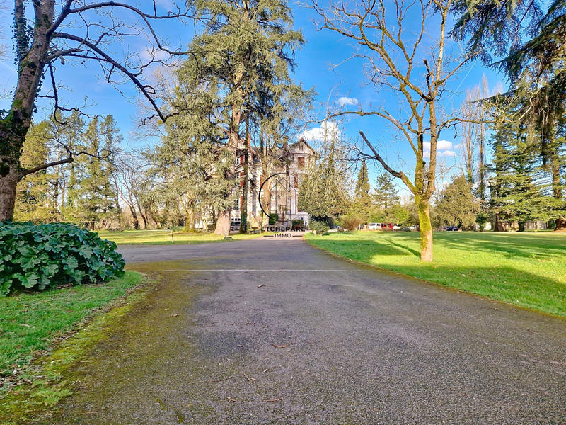 Propriété - 1 200 m² - 50 pièces