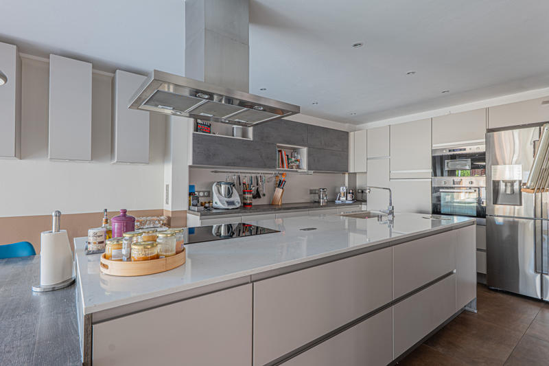 Maison - 237 m² - 8 pièces