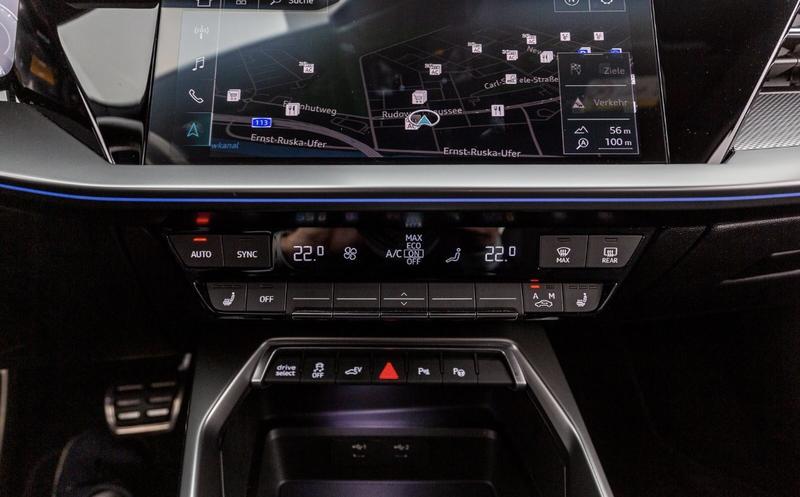 Audi A3 sportback 45 TFSIe s-Line 245 Hybride Rechargeable / Regulateur de Distance Carplay Android Auto Volant Méplat Jantes 18"