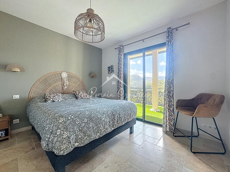 Propriété - 251 m² - 8 pièces