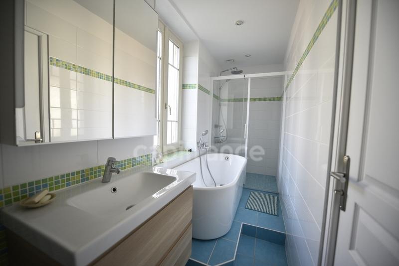 Maison - 237 m² - 9 pièces